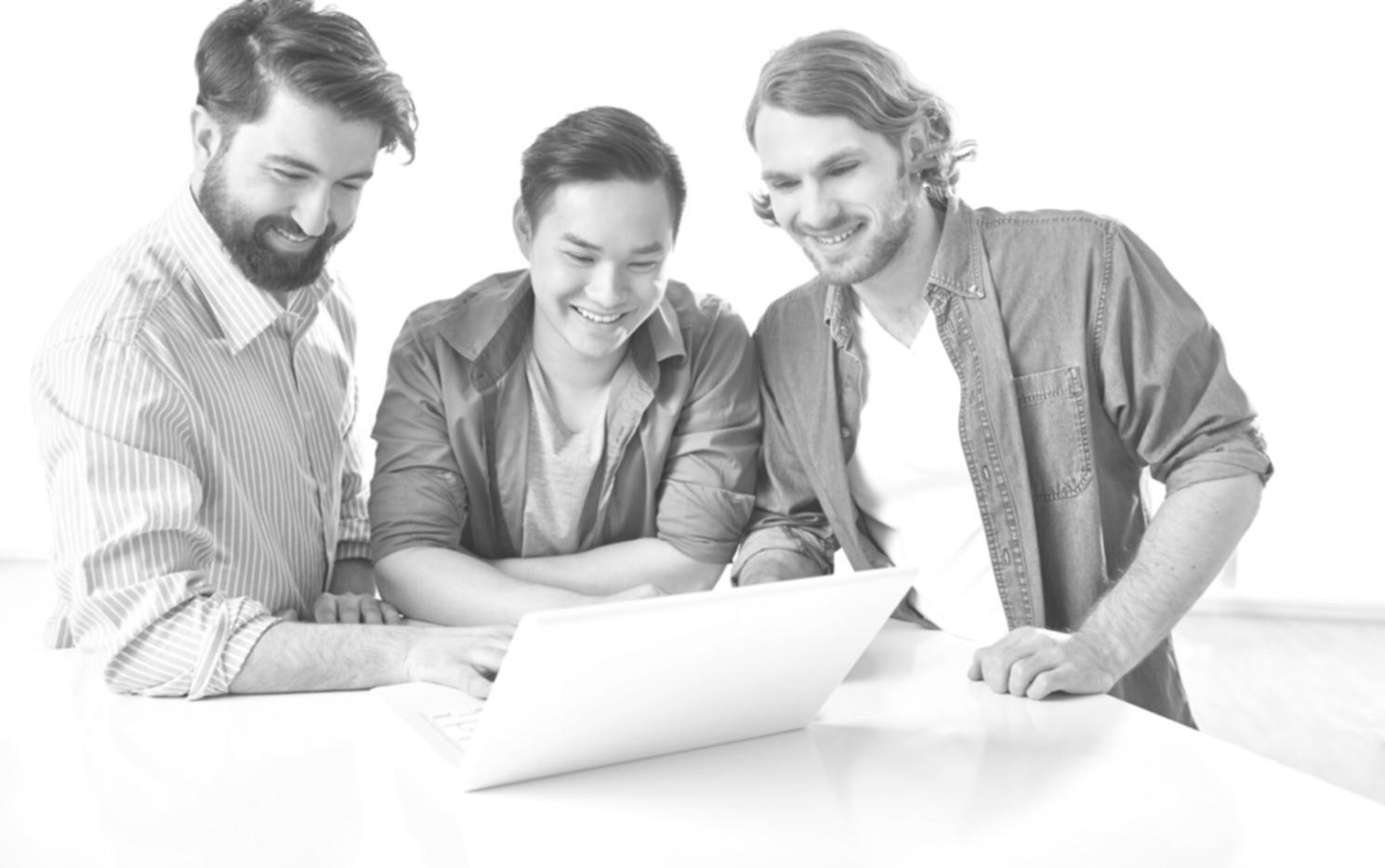Gruppe von Menschen beim gemeinsamen Lernen und Diskutieren über Finanzthemen